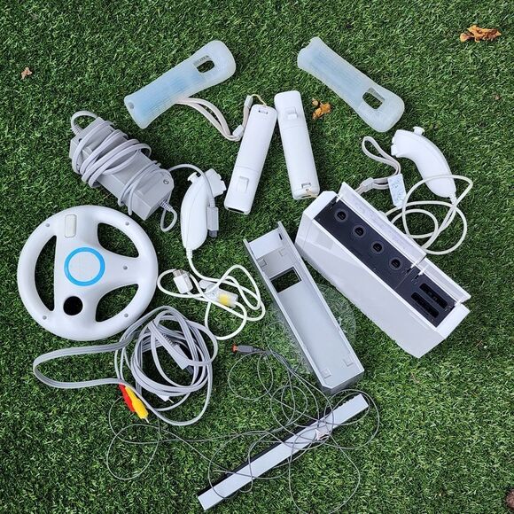 NINTENDO Wii Bundle - Please See Pictures - Picture 1 of 7